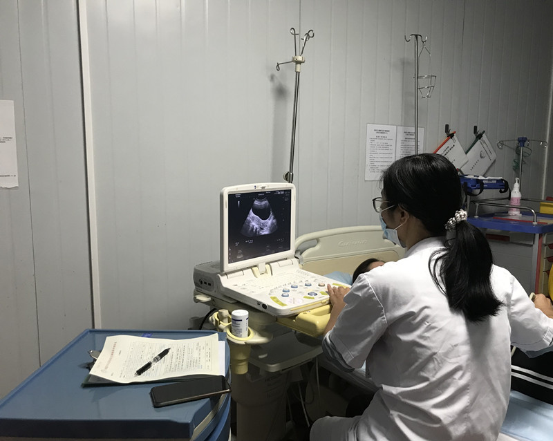 为患者进行B超检查_副本.jpg