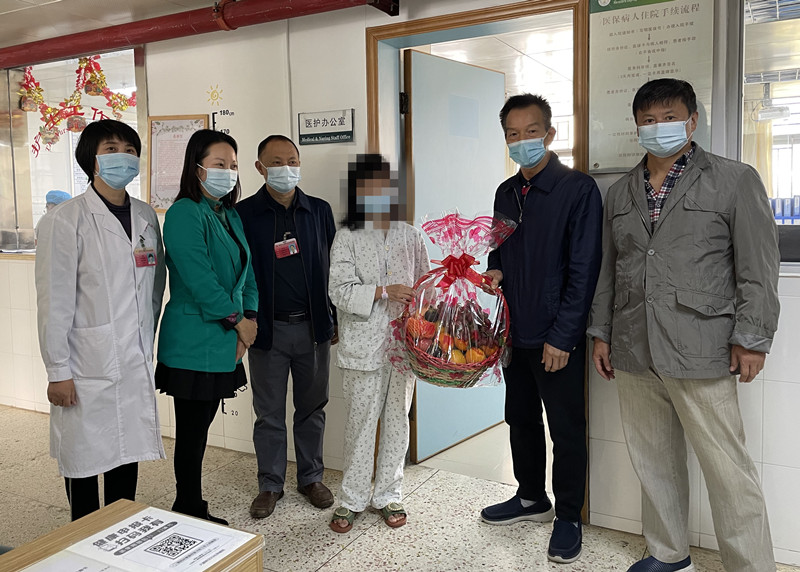 大鹏新区妇幼保健院院领导一行前往病房慰问蒋女士_副本.jpg