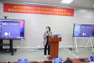 李文翠教授主持开幕式